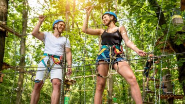 Genç çift macera parkında eğleniyor..