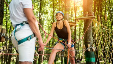 Genç çift macera parkında eğleniyor..