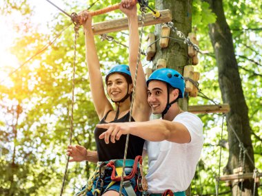 Genç çift macera parkında eğleniyor..