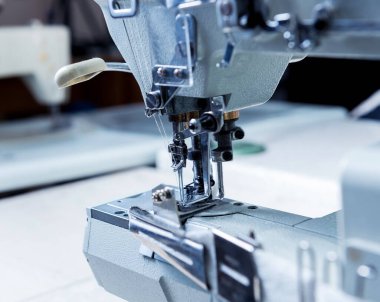 Kumaş endüstrisi üretim hattı. Tekstil fabrikası. Terzilik işlemi çalışıyor