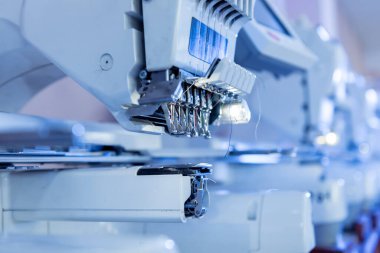 Kumaş endüstrisi üretim hattı. Tekstil fabrikası. Terzilik işlemi çalışıyor