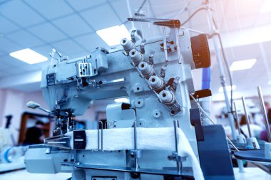 Kumaş endüstrisi üretim hattı. Tekstil fabrikası. Terzilik işlemi çalışıyor