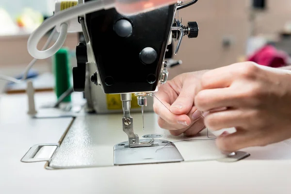 Σχεδιαστής ράψτε το φόρεμα. Γυναίκα χρησιμοποιούν ραπτομηχανή για το έργο του. — Φωτογραφία Αρχείου