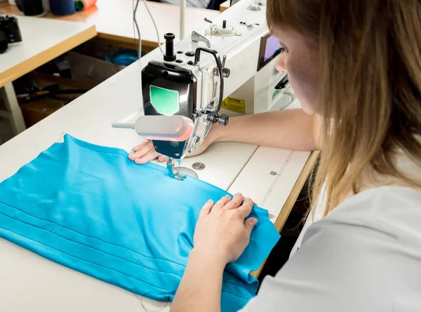 Designer tailleur coudre la robe. Femme utiliser machine à coudre pour son travail. — Photo