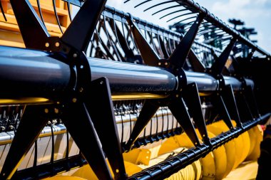 Modern tarım makineleri ve ekipmanları. Hasat makinesini birleştir.