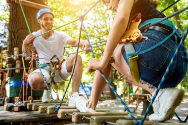 Genç çift macera parkında eğleniyor..