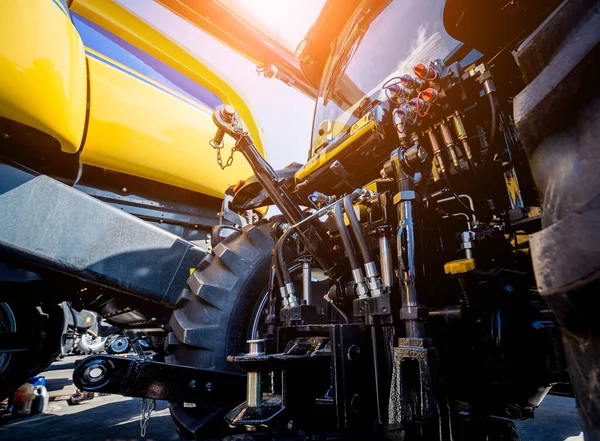 Rückansicht eines modernen landwirtschaftlichen Traktors. Industrielle Details. — Stockfoto