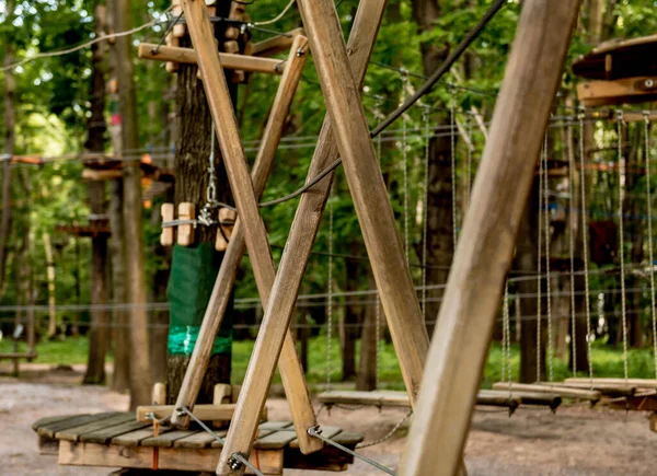 Parque de cuerdas en un bosque. Aventura parque de verano . — Foto de Stock