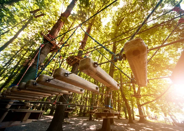 Seilpark im Wald. Abenteuer Sommerpark. — Stockfoto