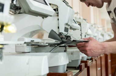 Kumaş endüstrisi üretim hattı. Tekstil fabrikası. Terzilik işlemi çalışıyor
