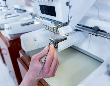 Kumaş endüstrisi üretim hattı. Tekstil fabrikası. Terzilik işlemi çalışıyor