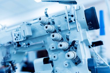 Kumaş endüstrisi üretim hattı. Tekstil fabrikası. Terzilik işlemi çalışıyor