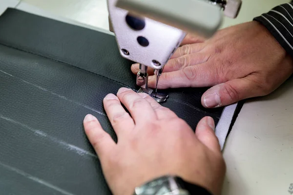 Σχεδιαστής ράψτε καλύμματα καθισμάτων. Ο άνθρωπος χρησιμοποιεί ραπτομηχανή για τη δουλειά του. — Φωτογραφία Αρχείου