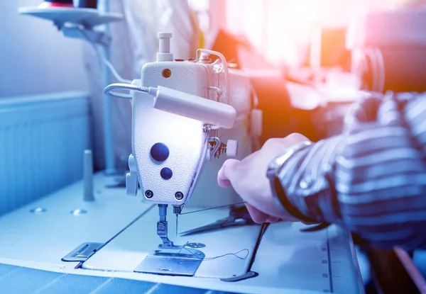 Designer alfaiate costurar tampas do assento. homem uso máquina de costura para o seu trabalho. — Fotografia de Stock