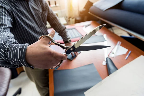 Značkový krejčí šít potahy sedadel. Člověk používá nůžky pro svou práci. — Stock fotografie
