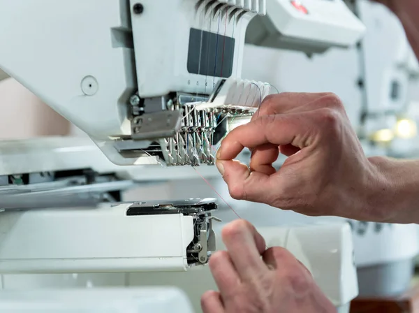 Kumaş endüstrisi üretim hattı. Tekstil fabrikası. Terzilik işlemi çalışıyor — Stok fotoğraf