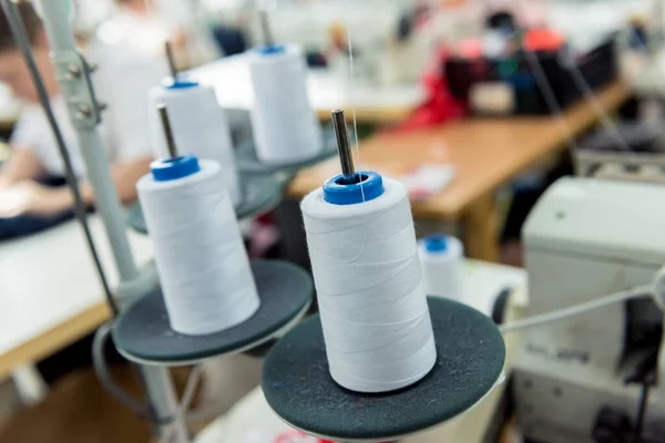 Línea de producción de la industria textil. Fábrica textil. Proceso de adaptación de trabajo — Foto de Stock