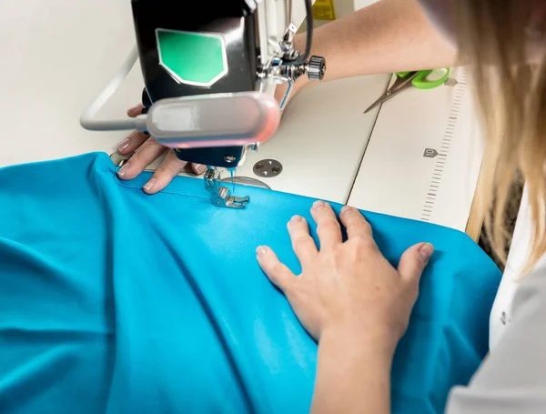 Designer costurar o vestido. Mulher usar máquina de costura para o seu trabalho. — Fotografia de Stock