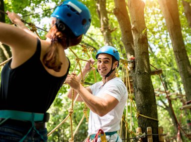 Genç çift macera parkında eğleniyor..