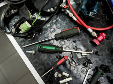 Araçlar oto tamir servisinde. Benzin istasyonu kapanıyor.