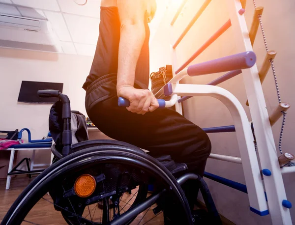 Behinderte trainieren in der Sporthalle. Rehabilitationszentrum — Stockfoto