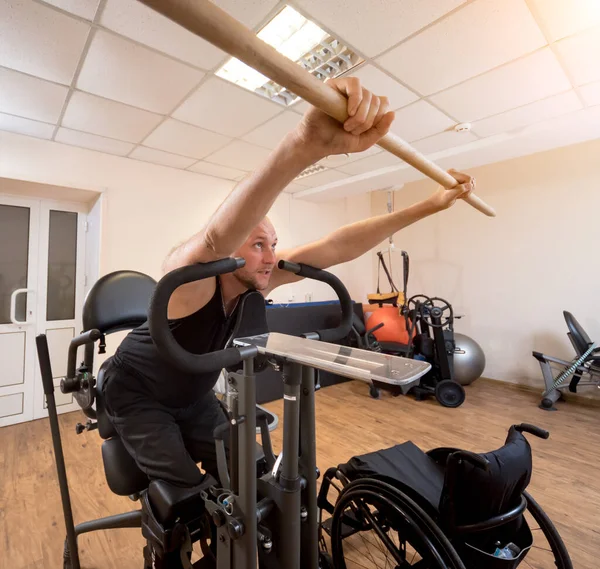 Hombre discapacitado entrenando en el gimnasio. Centro de rehabilitación —  Fotos de Stock