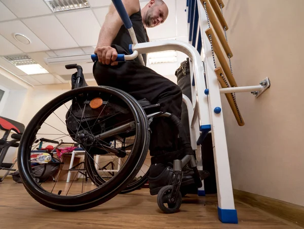 Trénink tělesně postižených v tělocvičně. Rehabilitační centrum — Stock fotografie