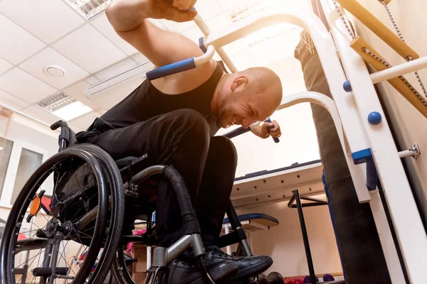 Trénink tělesně postižených v tělocvičně. Rehabilitační centrum — Stock fotografie