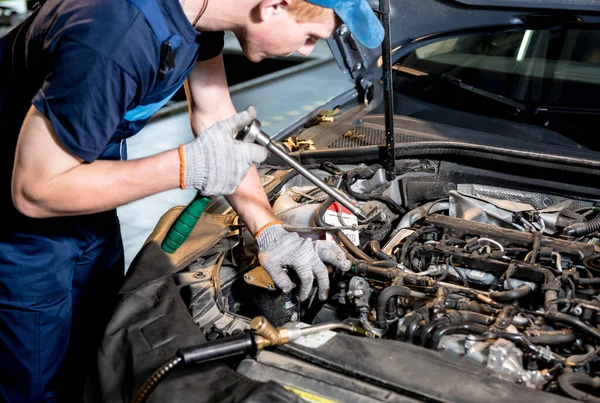 Motor mecánico de reparación de automóviles en la estación de servicio. Reparación coche — Foto de Stock