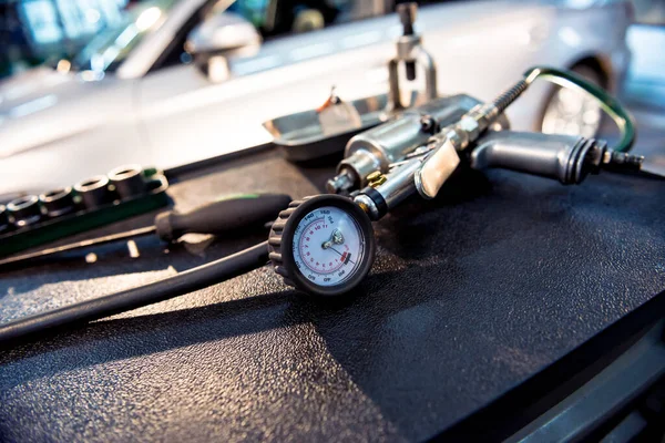 Mecânico de carro profissional trabalhando com no serviço de reparação de automóveis. Reparação de rodas — Fotografia de Stock