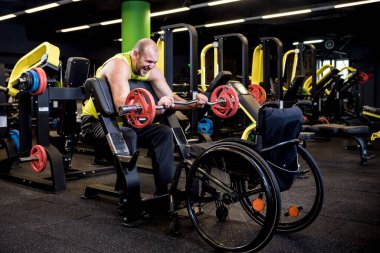 Rehabilitasyon merkezinde engelli adam eğitimi
