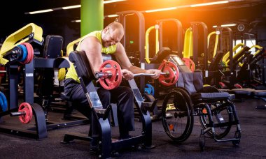 Rehabilitasyon merkezinde engelli adam eğitimi