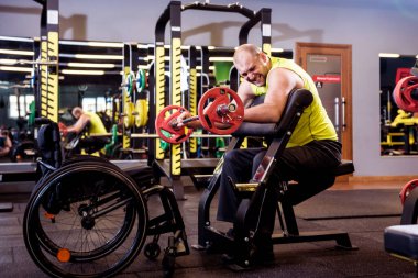 Rehabilitasyon merkezinde engelli adam eğitimi