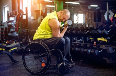 Rehabilitasyon merkezinde engelli adam eğitimi