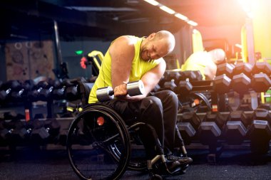 Rehabilitasyon merkezinde engelli adam eğitimi