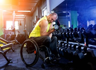 Rehabilitasyon merkezinde engelli adam eğitimi
