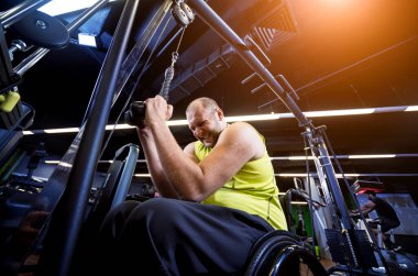 Rehabilitasyon merkezinde engelli adam eğitimi