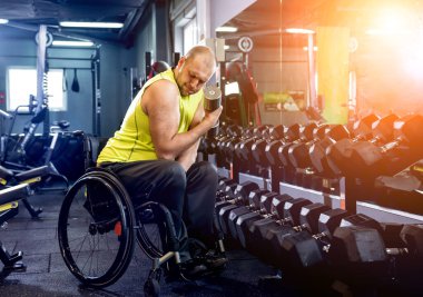Rehabilitasyon merkezinde engelli adam eğitimi