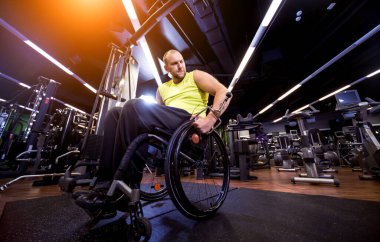 Rehabilitasyon merkezinde engelli adam eğitimi