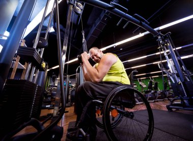Rehabilitasyon merkezinde engelli adam eğitimi