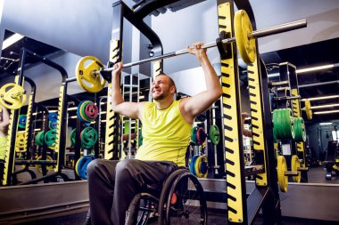 Rehabilitasyon merkezinde engelli adam eğitimi