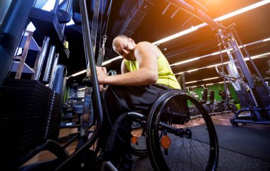 Rehabilitasyon merkezinde engelli adam eğitimi