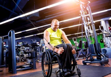 Rehabilitasyon merkezinde engelli adam eğitimi