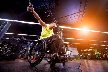 Rehabilitasyon merkezinde engelli adam eğitimi