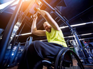 Rehabilitasyon merkezinde engelli adam eğitimi