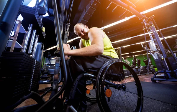 Homem com deficiência formação no ginásio do centro de reabilitação — Fotografia de Stock