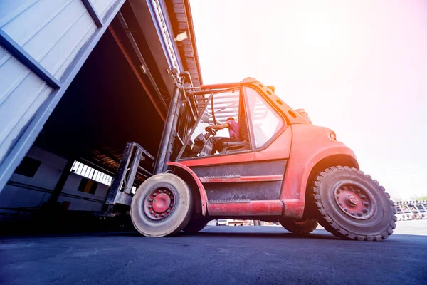 De grote industriële heftruck rijdt het magazijn in. — Stockfoto