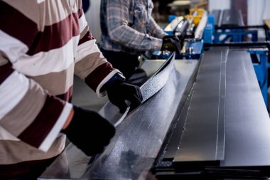 Modern metal fabrikasında metal levha oluşturma makinesi.