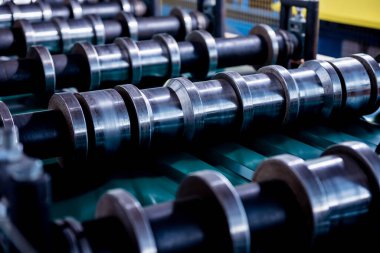 Modern metal fabrikasında metal levha oluşturma makinesi.