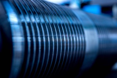 Modern metal fabrikasında metal levha oluşturma makinesi.